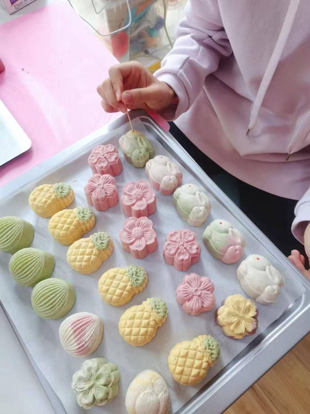 月饼热销还可量身定制有商家一周内售出上千枚不朽情缘平台“毛孩子”也过中秋！成都宠物(图4)